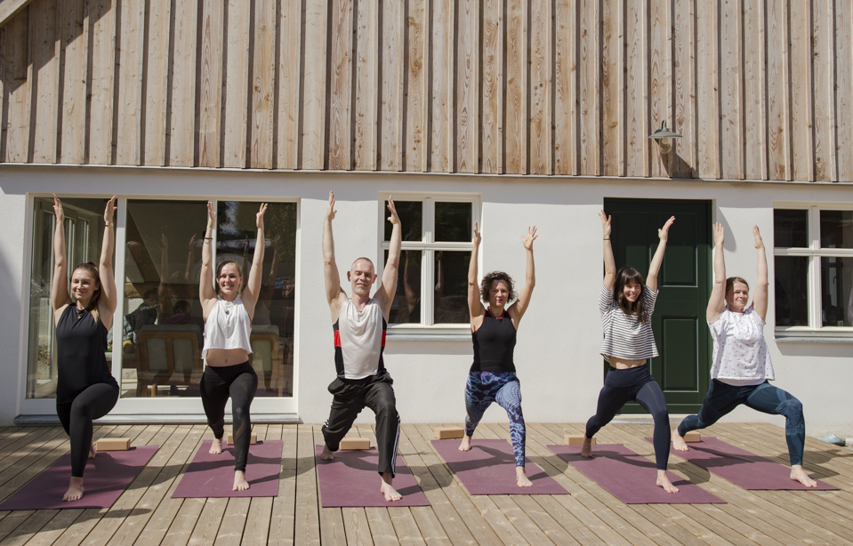 Gemeinsame Yoga-Praxis auf der Terrasse