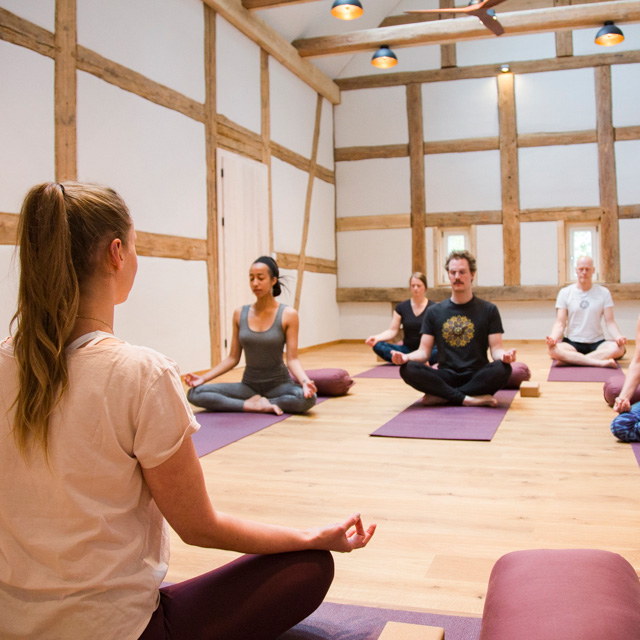 Meditation im Fachwerk-Yogaraum