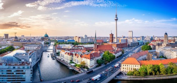 Berlin Skyline &mdash; Blick über die Stadt