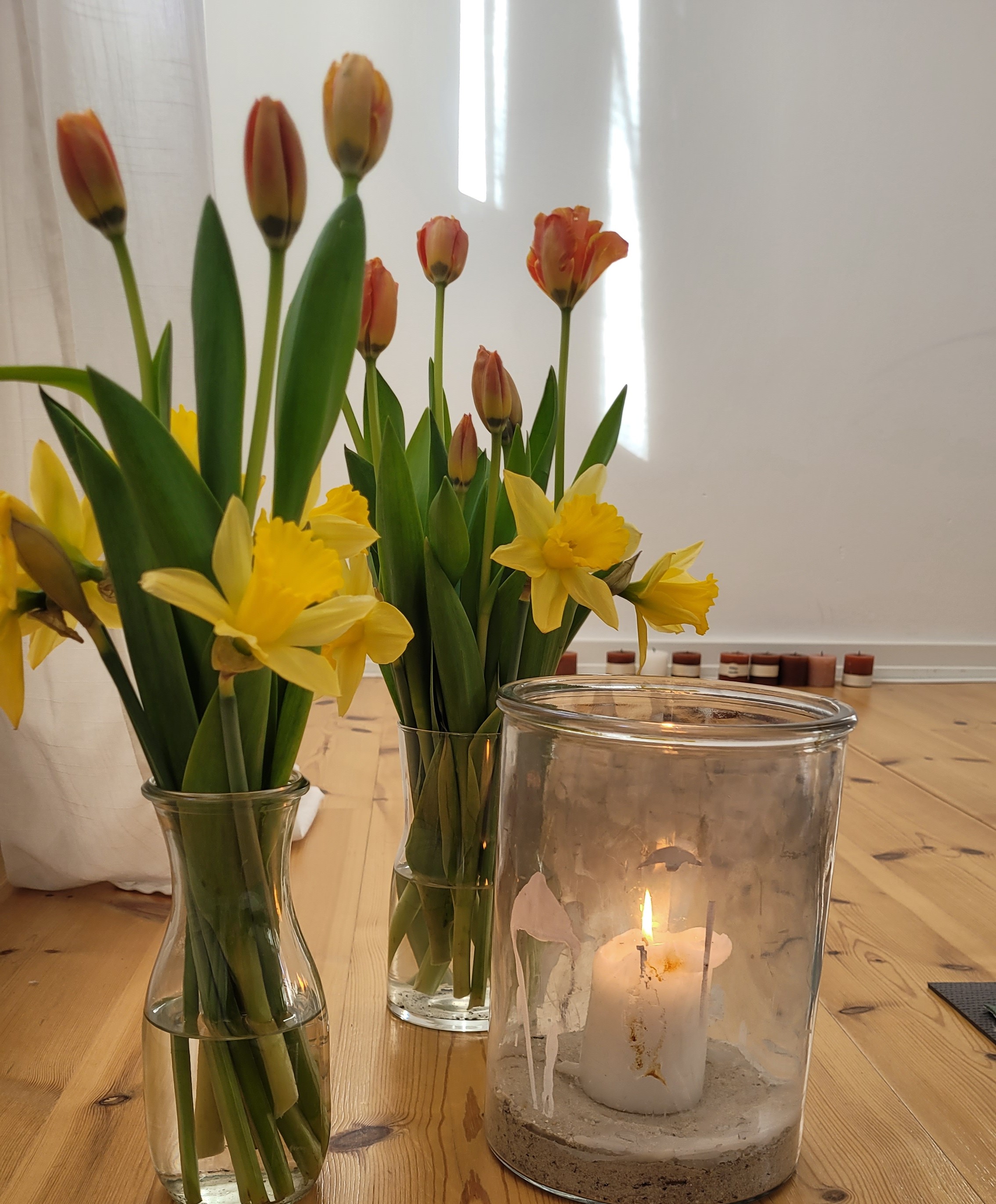 Blumen und Windlicht im Yogastudio