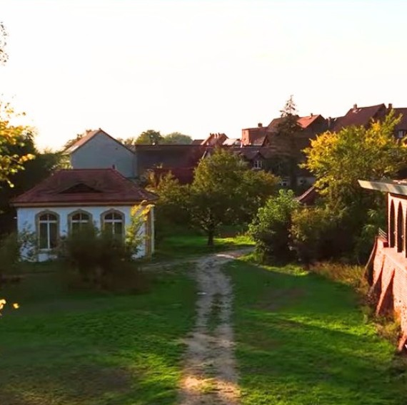 Gartenweg mit Teehaus im Abendlicht in Lenzen an der Elbe