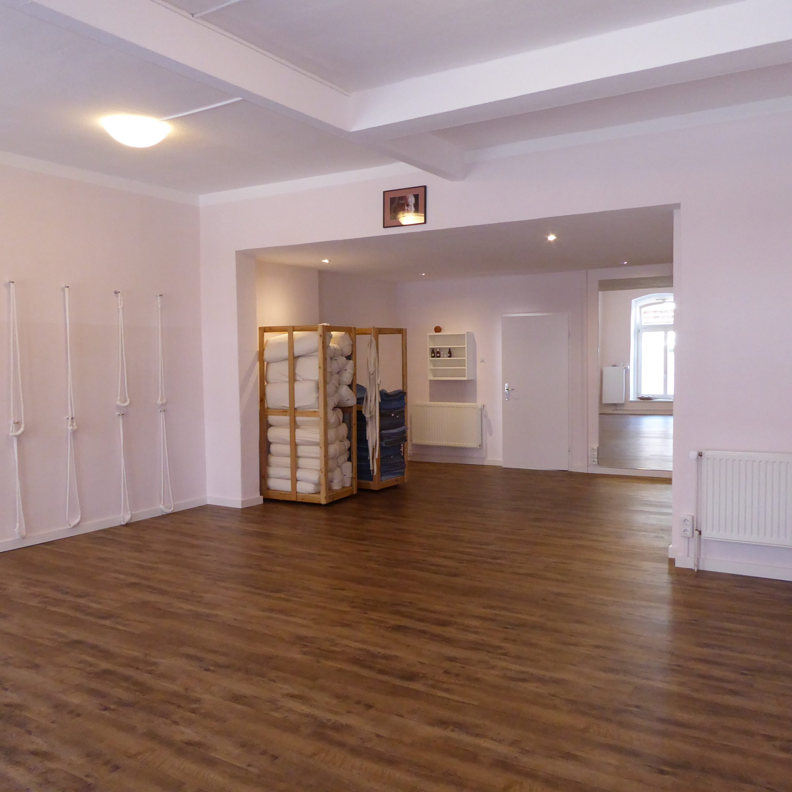 Iyengar Yoga Studio Lüneburg &mdash; Yogaraum mit Requisiten