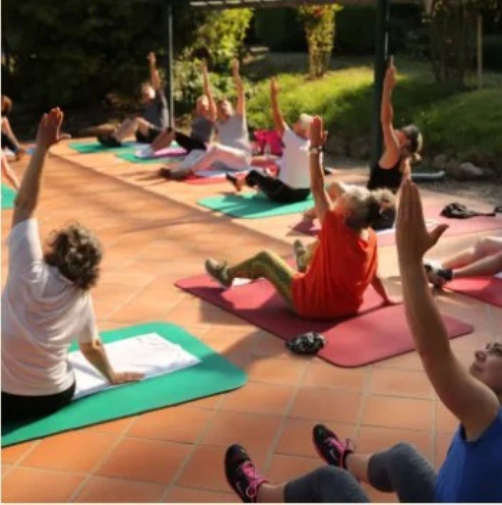 Yoga im Garten von Schloss Warnsdorf